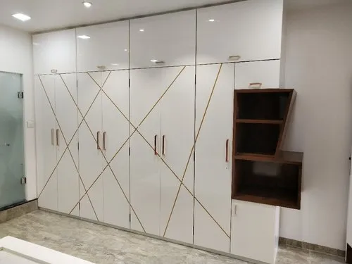 सुनौलो किनारा भएको चम्किलो laminate सतहको दराज