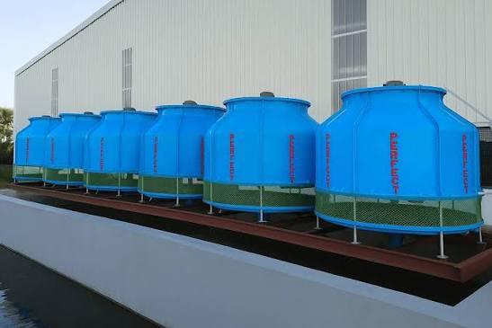 औद्योगिक चिस्याउने पानीको पोखरीमा जडान गरिएका नीला FRP cooling tower का पङ्क्ति