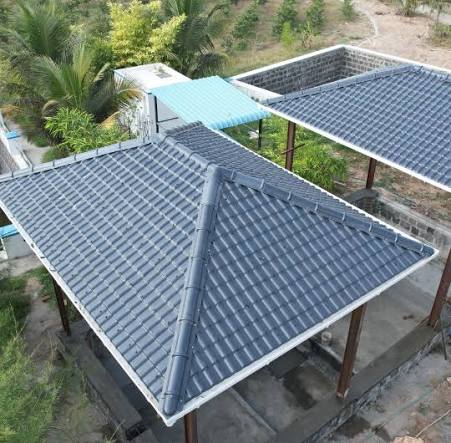 बाहिरी pergola संरचनामाथि जडान गरिएका खैरो नालीदार FRP छाना पाता